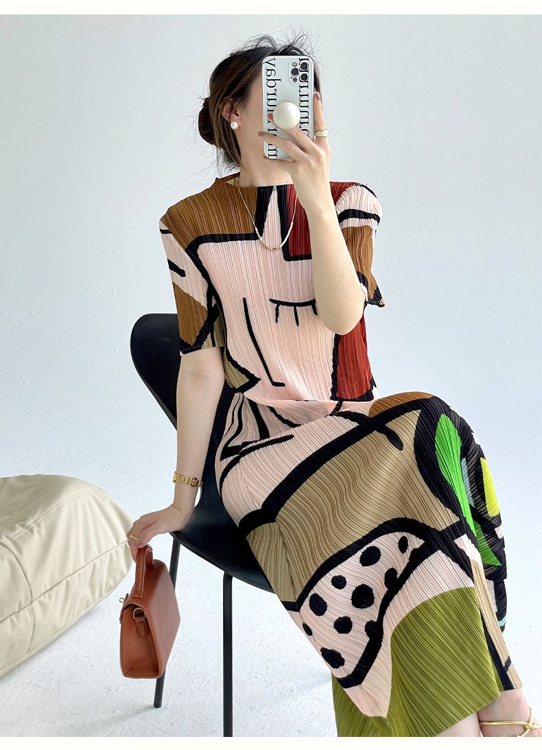 Lotte – Geplooide midi jurk met korte mouwen en glanzende stof