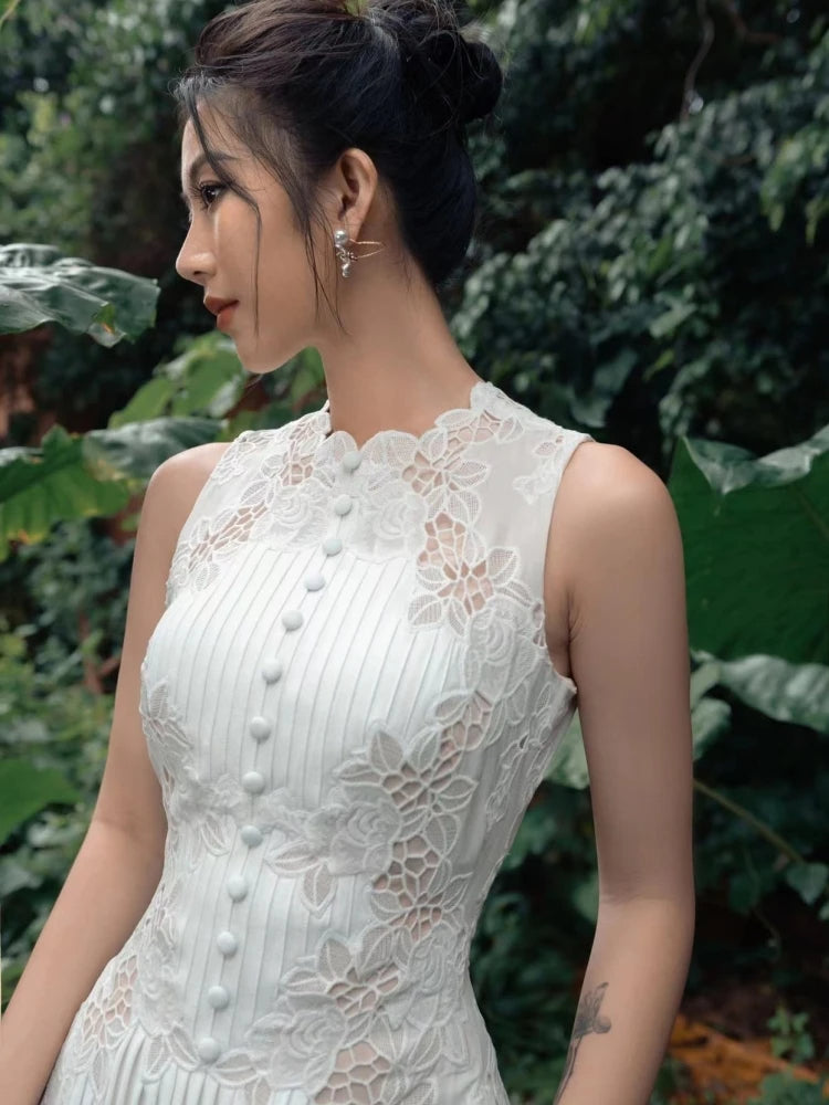 Elin – Midi zomerjurk met gehaakte bloemen en geplooide rok