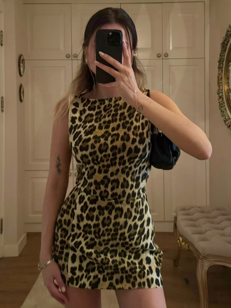 Naomi – Aansluitende panterprint mini-jurk met hoge hals en stretch