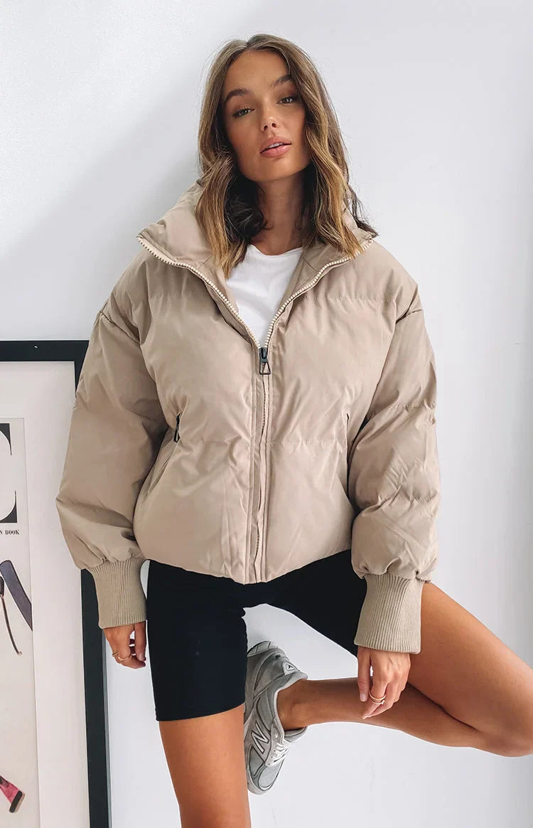 Blush – pastelroze puffer jas met hoge kraag en relaxte pasvorm