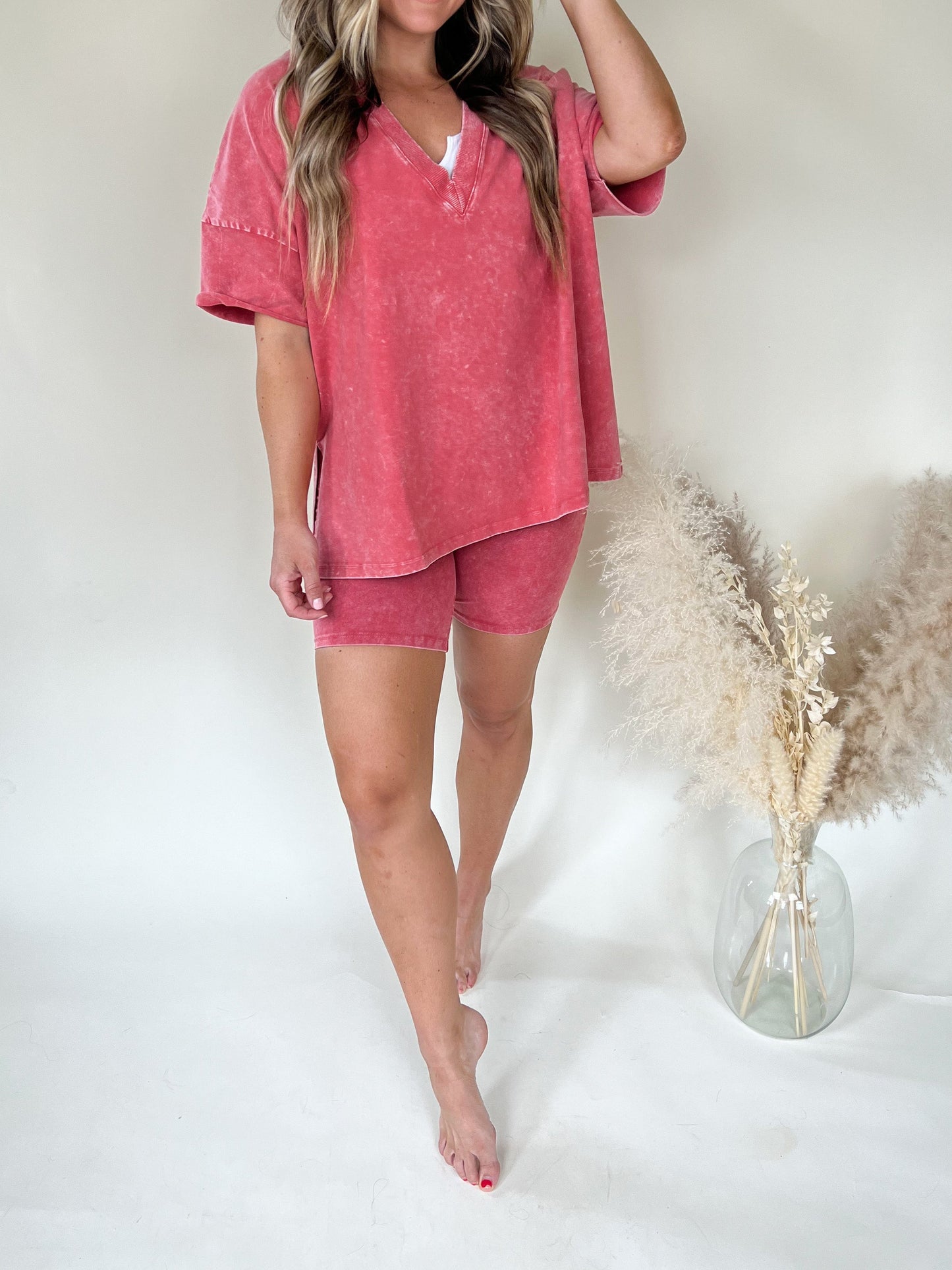 Sanne – Casual dames set met V-hals shirt en biker short