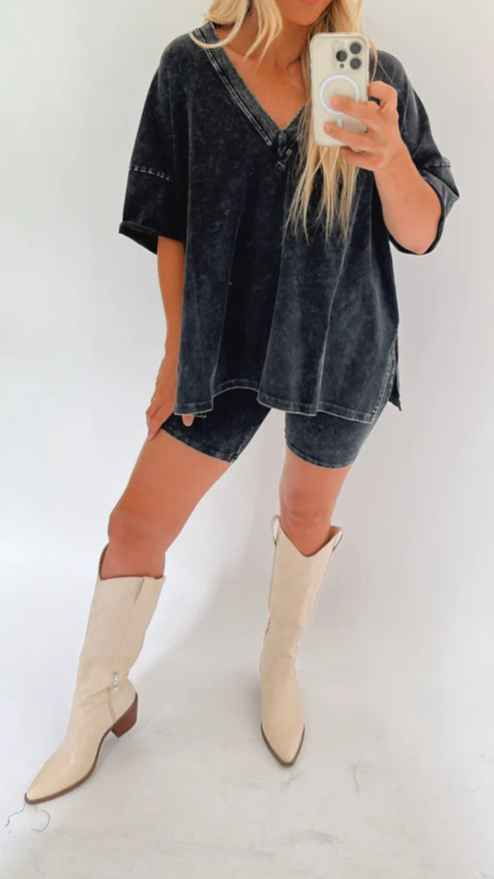 Sanne – Casual dames set met V-hals shirt en biker short