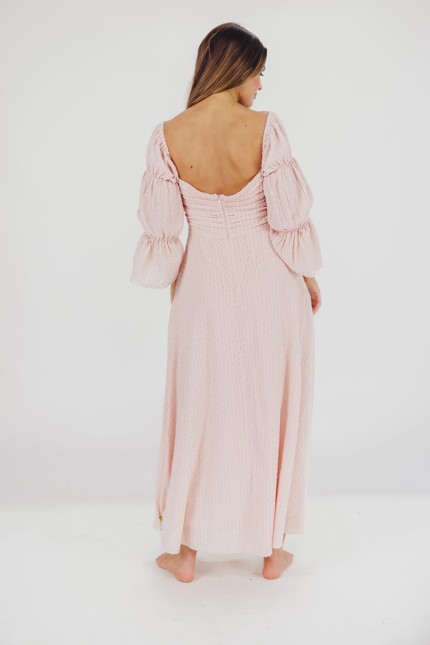 Maisie – Rusches maxi jurk met hartvormige hals en elastische taille