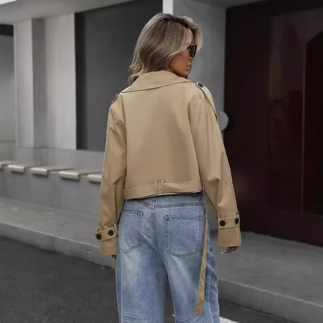 Eline – korte beige trenchcoat met ceintuur en stormflap