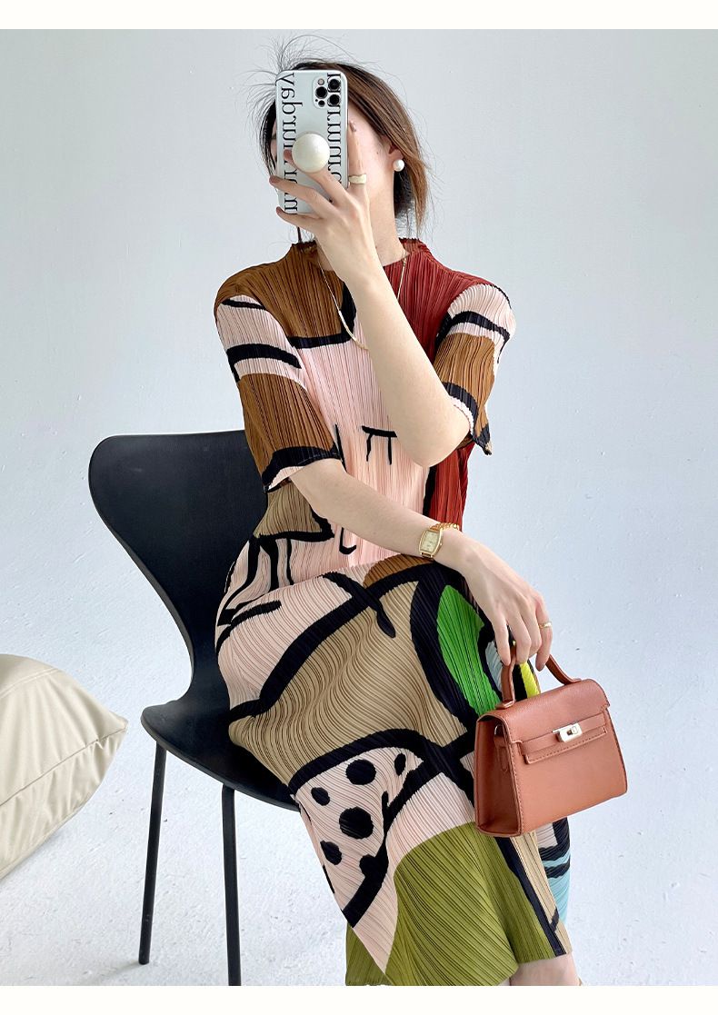 Lotte – Geplooide midi jurk met korte mouwen en glanzende stof
