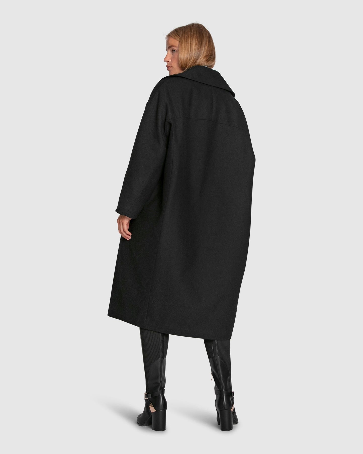 julia – zwarte lange trenchcoat met ceintuur en rechte snit