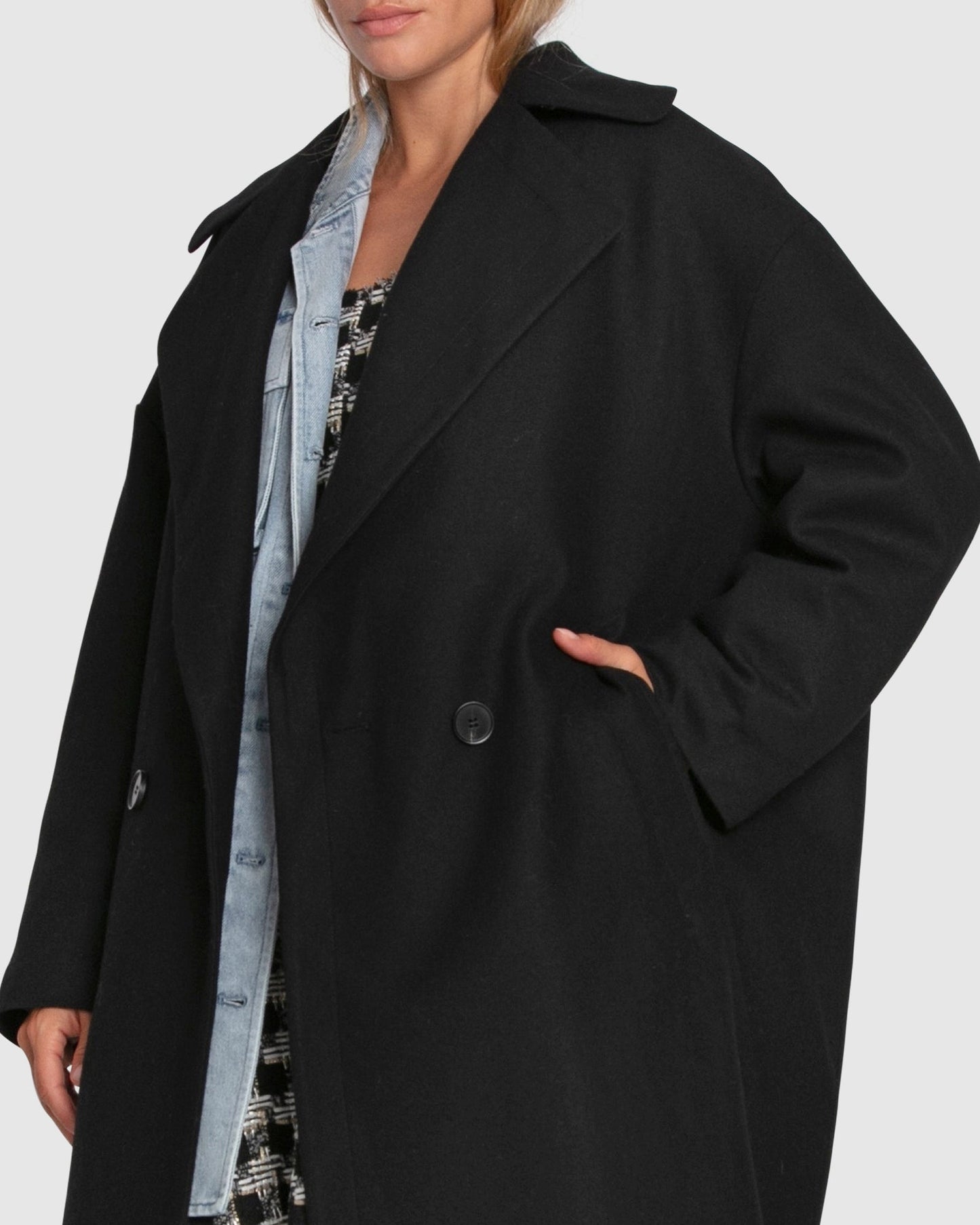 julia – zwarte lange trenchcoat met ceintuur en rechte snit