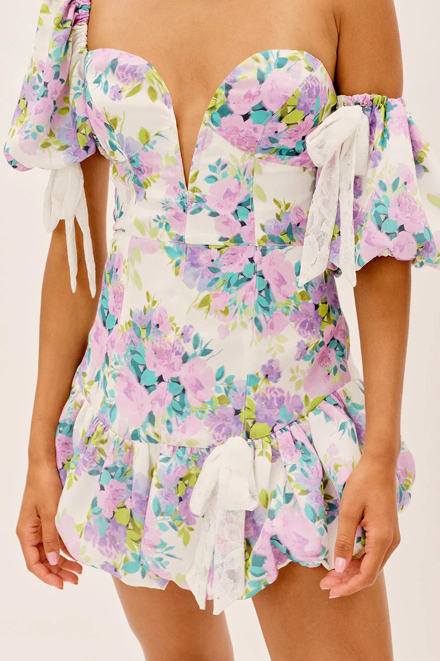 Elise – Zomerjurk met bloemenprint en off-shoulder pofmouwen