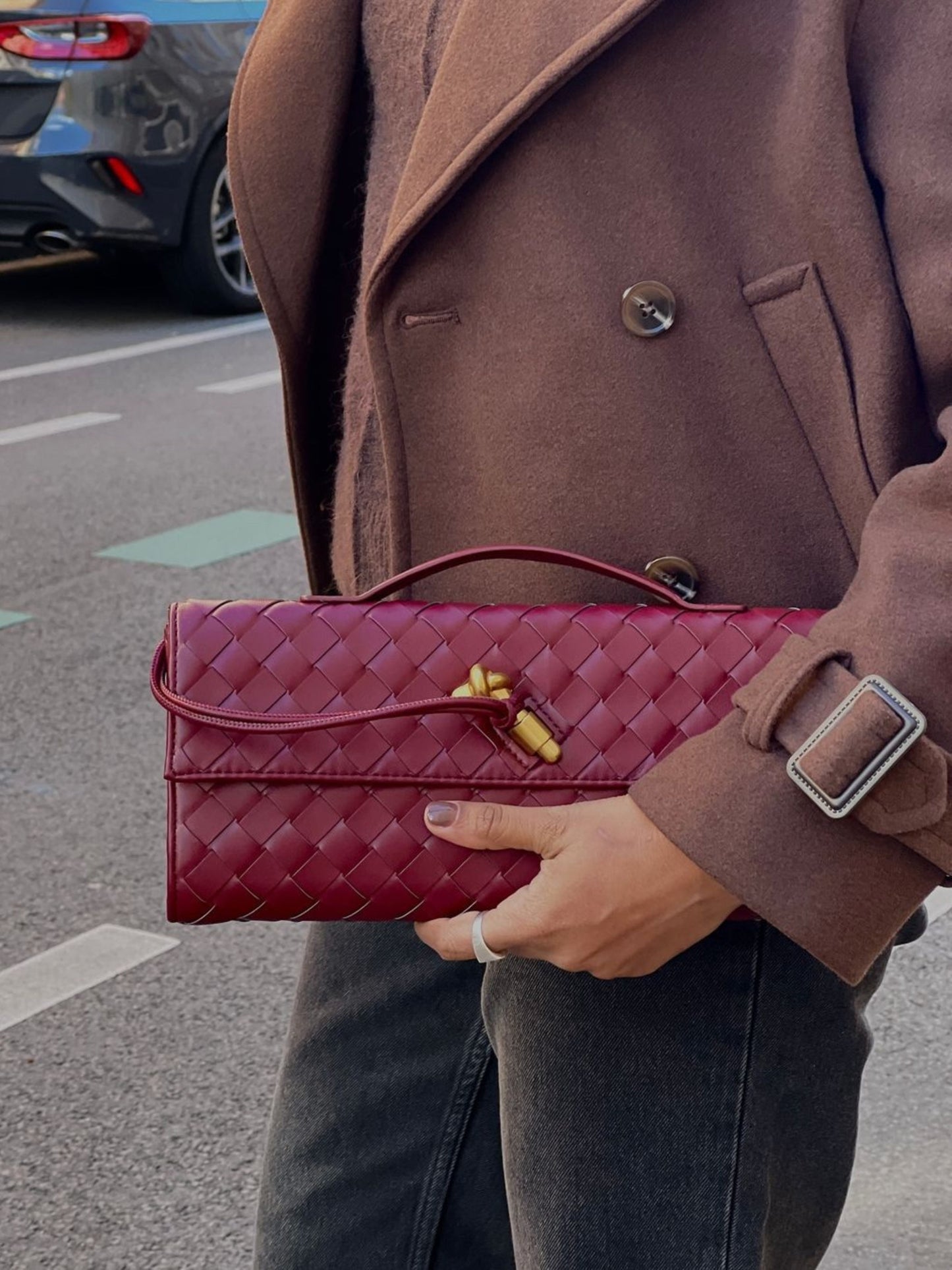 Clémence – Geweven Leren Crossbody Clutch Tas Met Gouden Knoop En Handvat