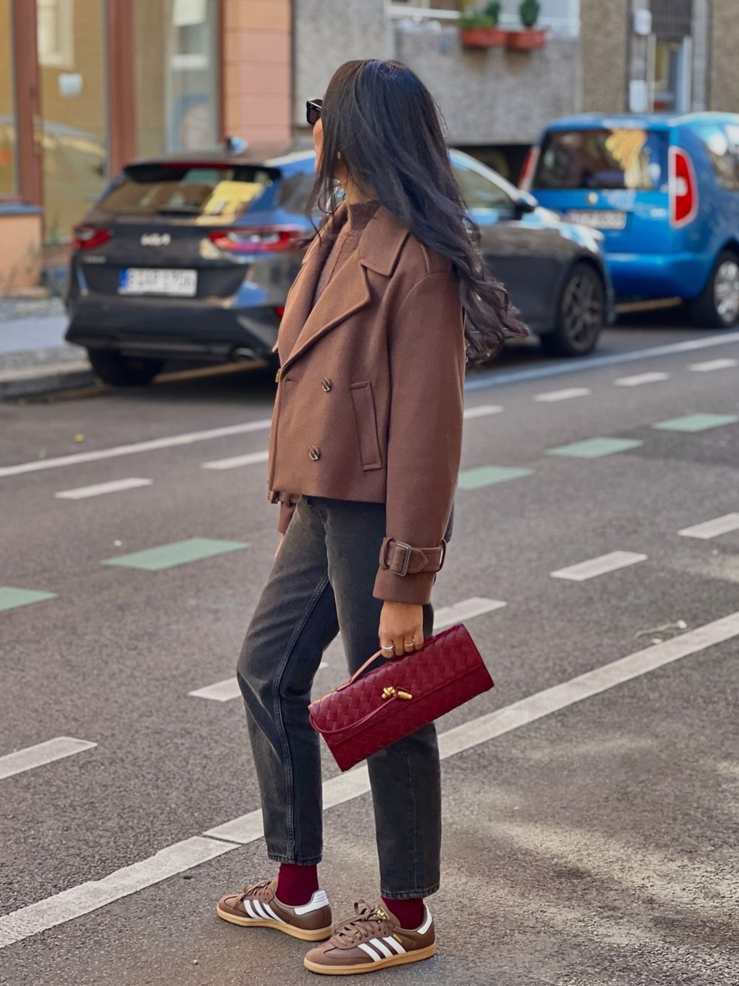 Clémence – Geweven Leren Crossbody Clutch Tas Met Gouden Knoop En Handvat