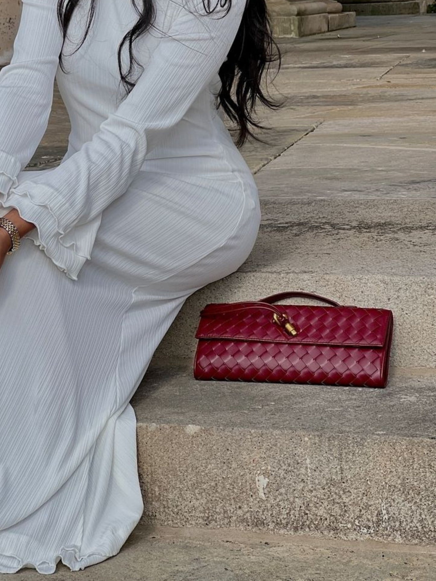 Clémence – Geweven Leren Crossbody Clutch Tas Met Gouden Knoop En Handvat