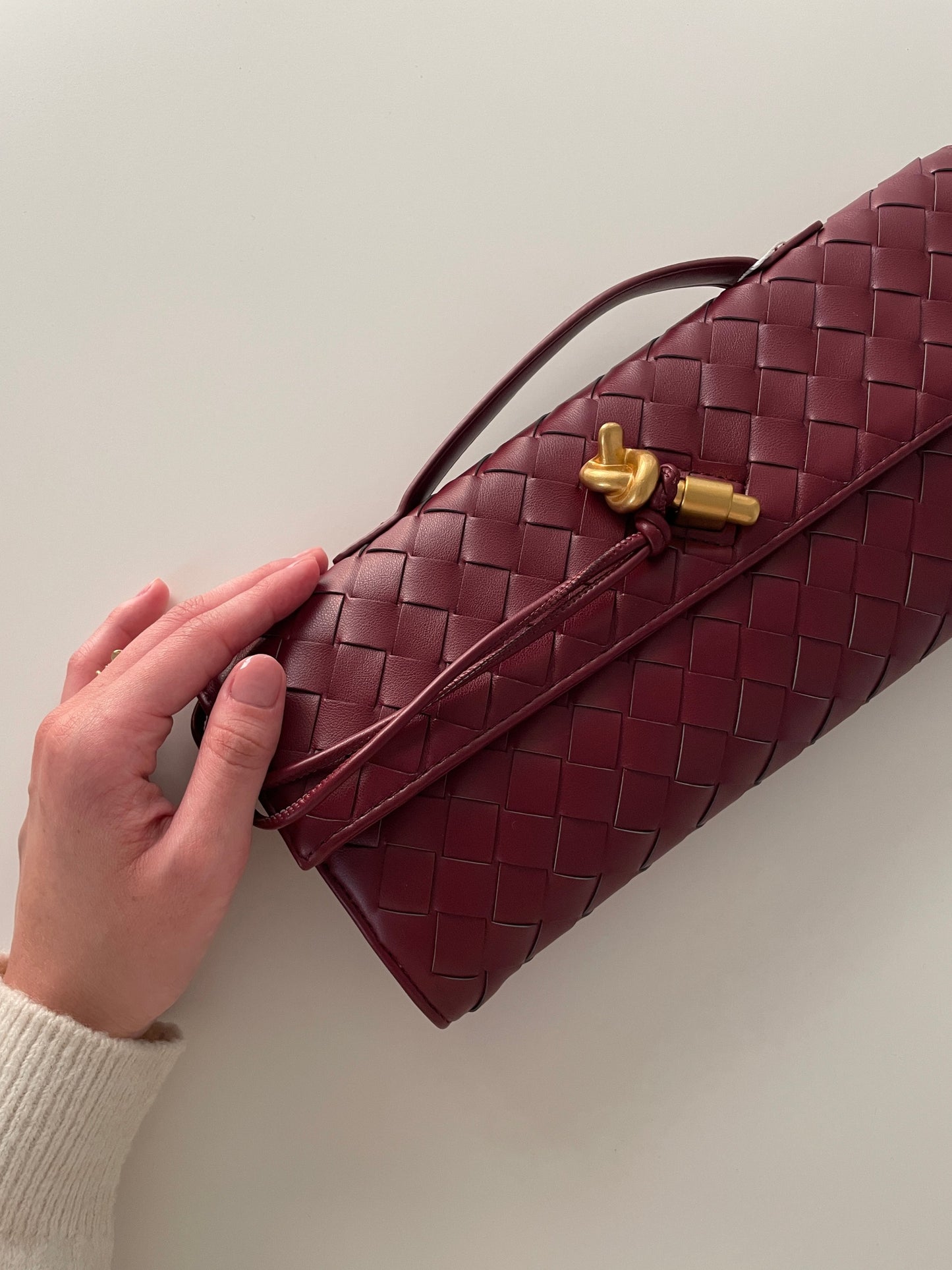 Clémence – Geweven Leren Crossbody Clutch Tas Met Gouden Knoop En Handvat