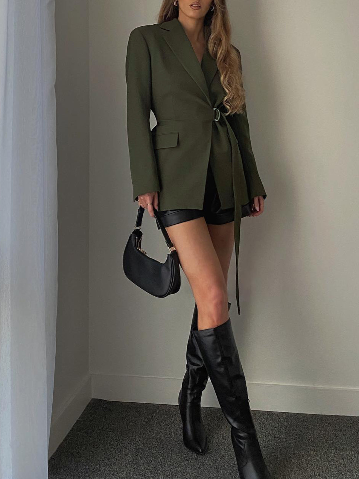 Emilia – blazer met asymmetrische gesp en brede schouders