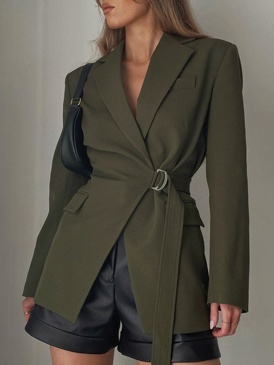 Emilia – blazer met asymmetrische gesp en brede schouders