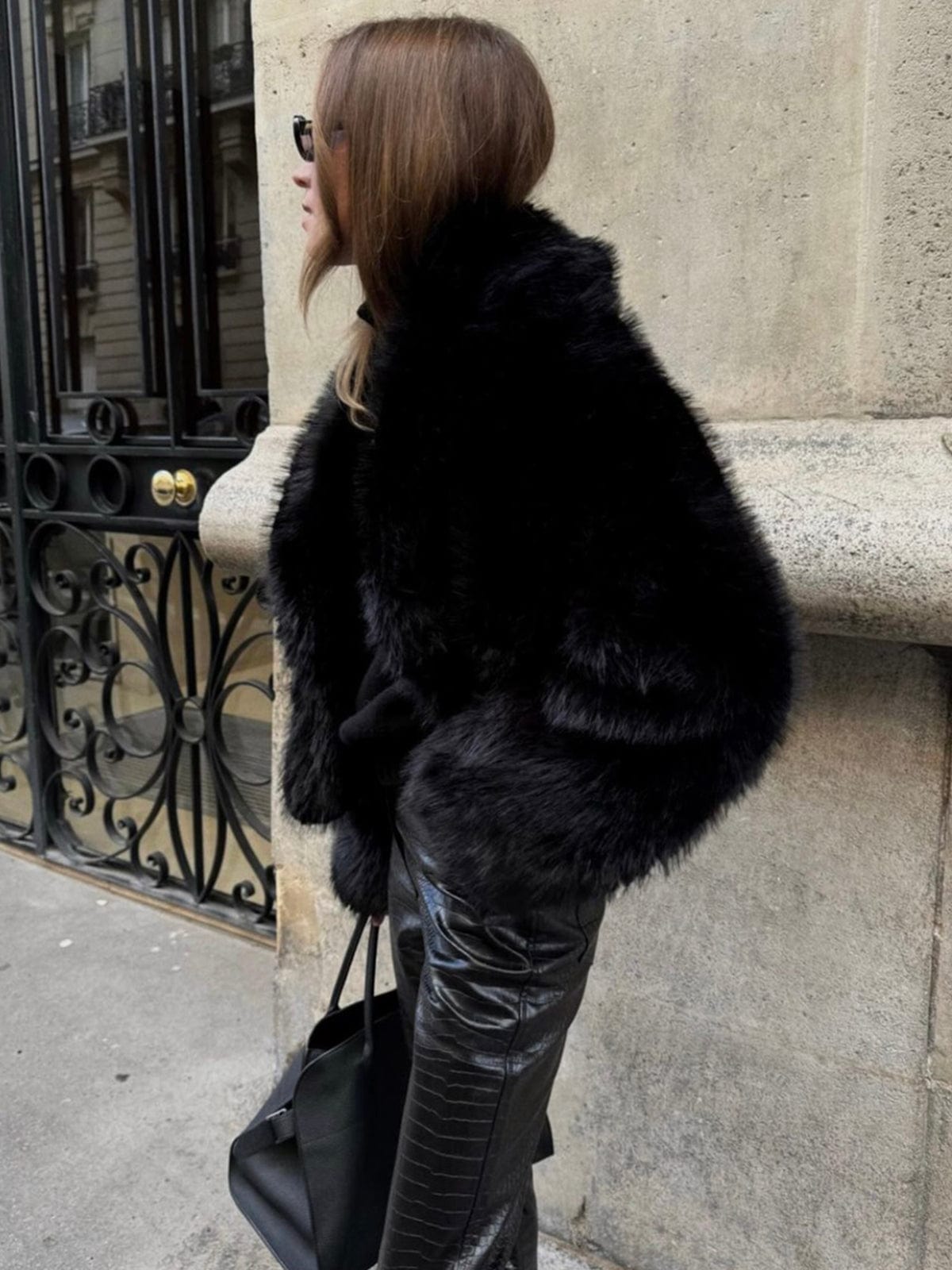 Luxe – oversized faux fur jas met glans en city-chic uitstraling