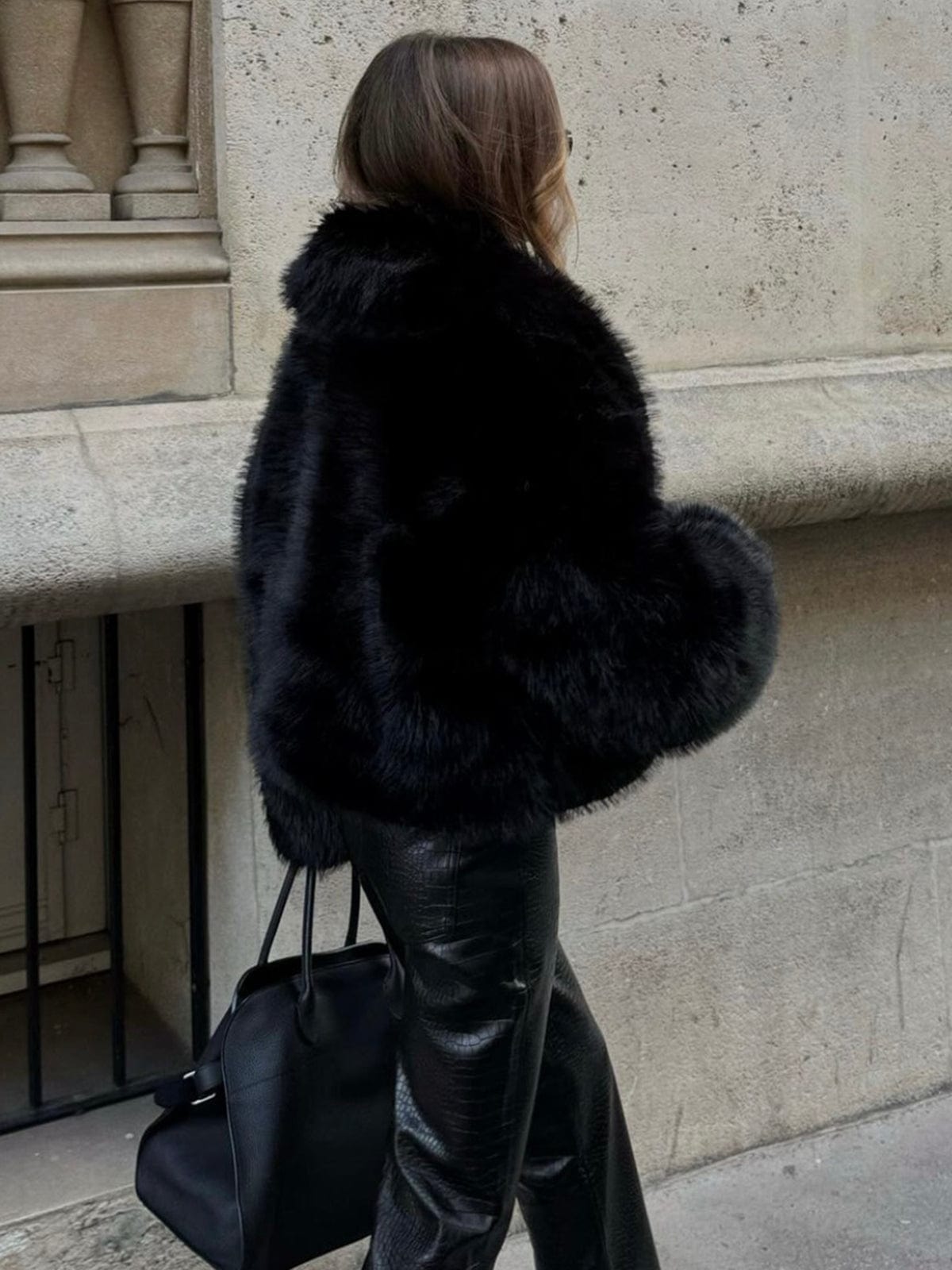 Luxe – oversized faux fur jas met glans en city-chic uitstraling