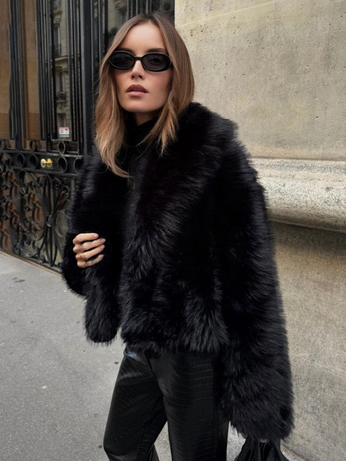 Luxe – oversized faux fur jas met glans en city-chic uitstraling