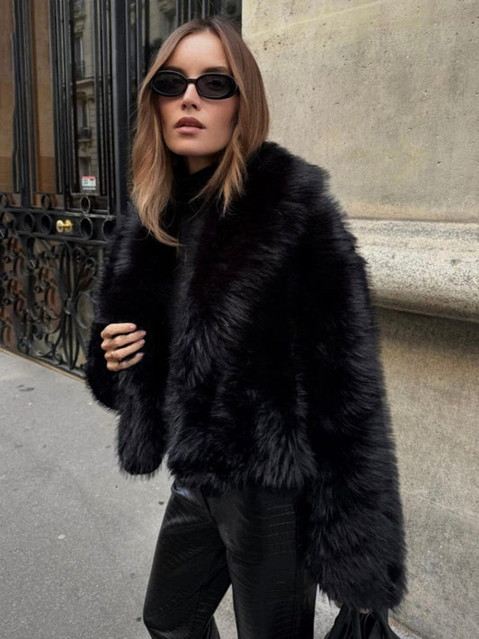 Luxe – oversized faux fur jas met glans en city-chic uitstraling