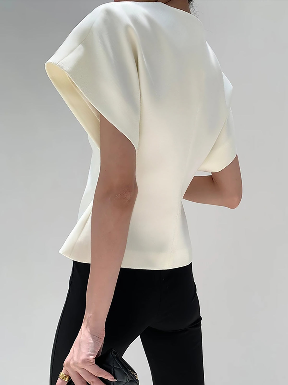 Top met asymmetrische sluiting en korte mouw