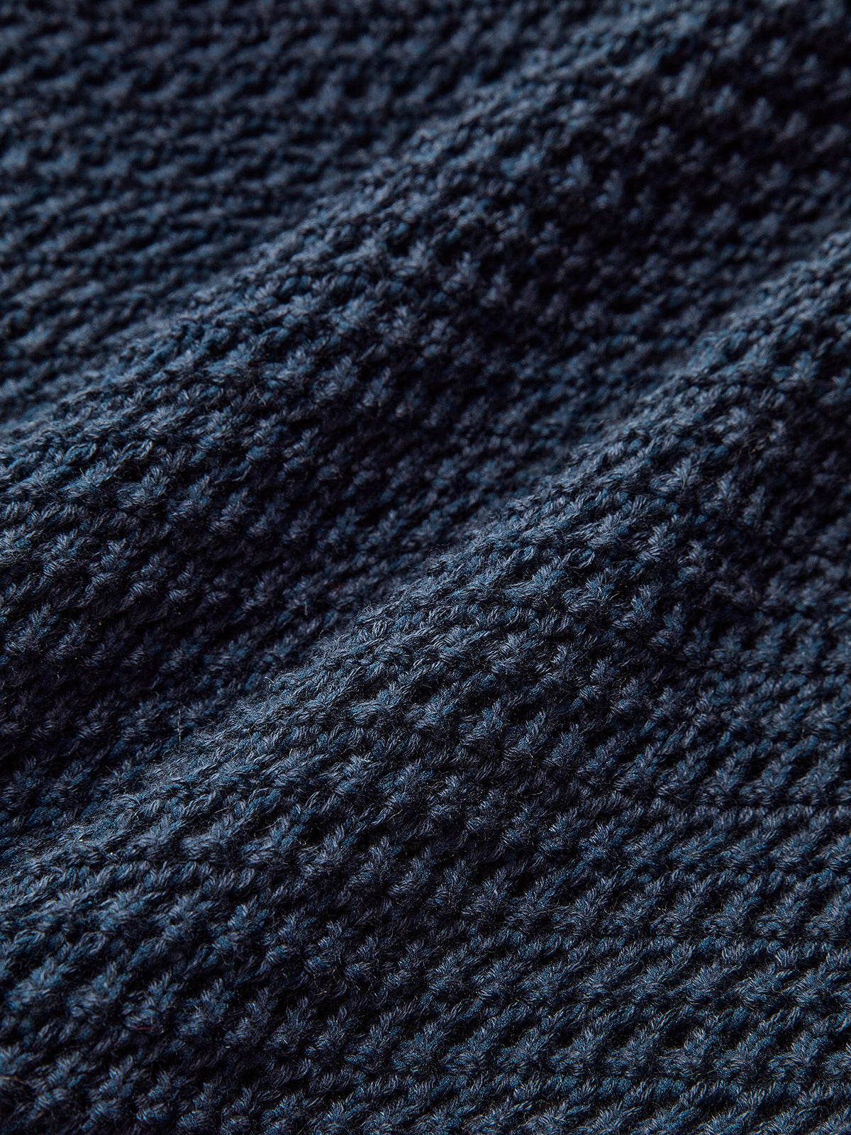 Sculpted – asymmetrische knit top met knopen en warme stof