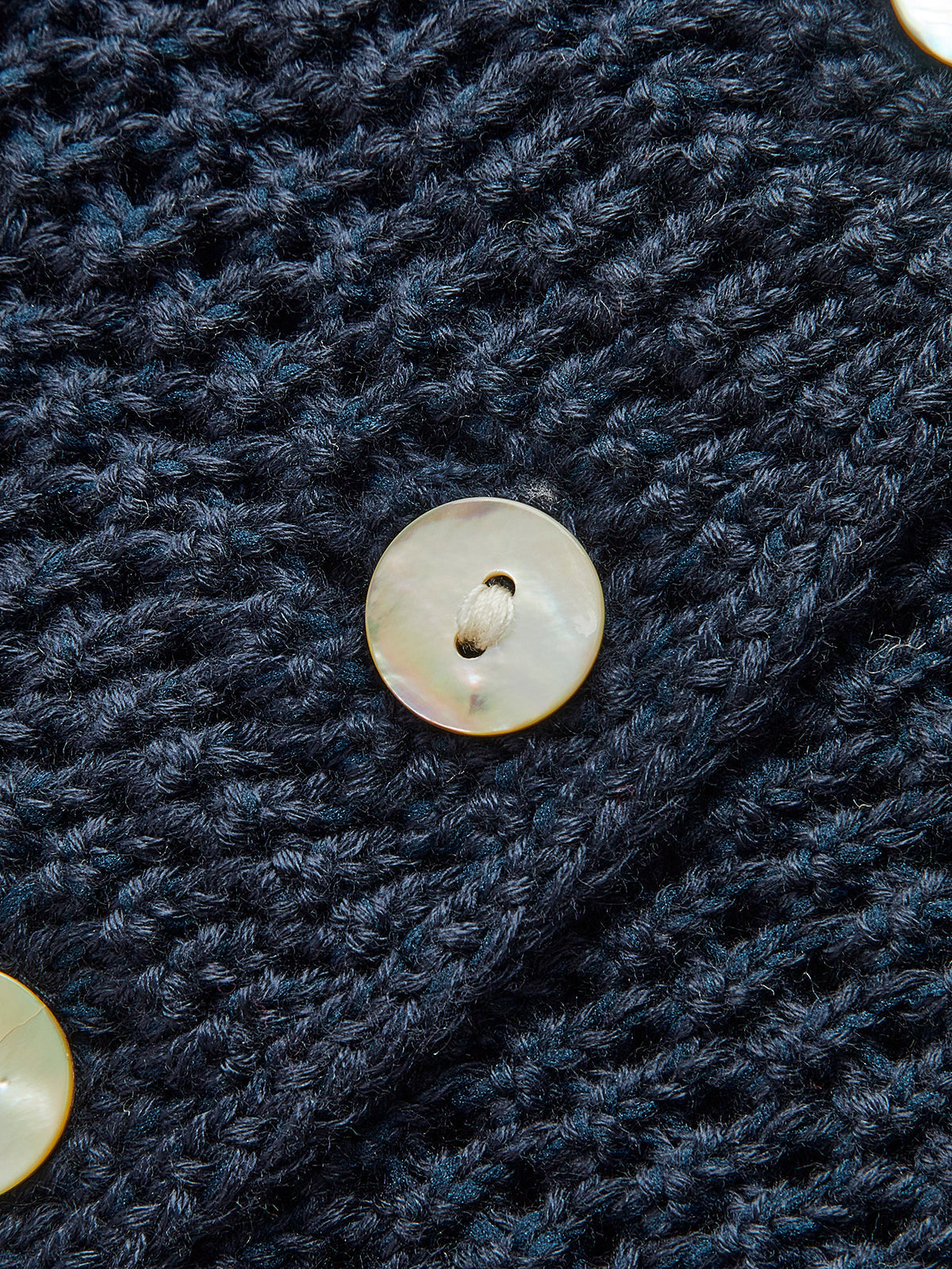 Sculpted – asymmetrische knit top met knopen en warme stof