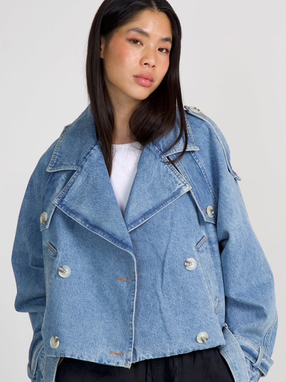 Debby - Korte Denim Trenchcoat met Riem & Knoopdetails
