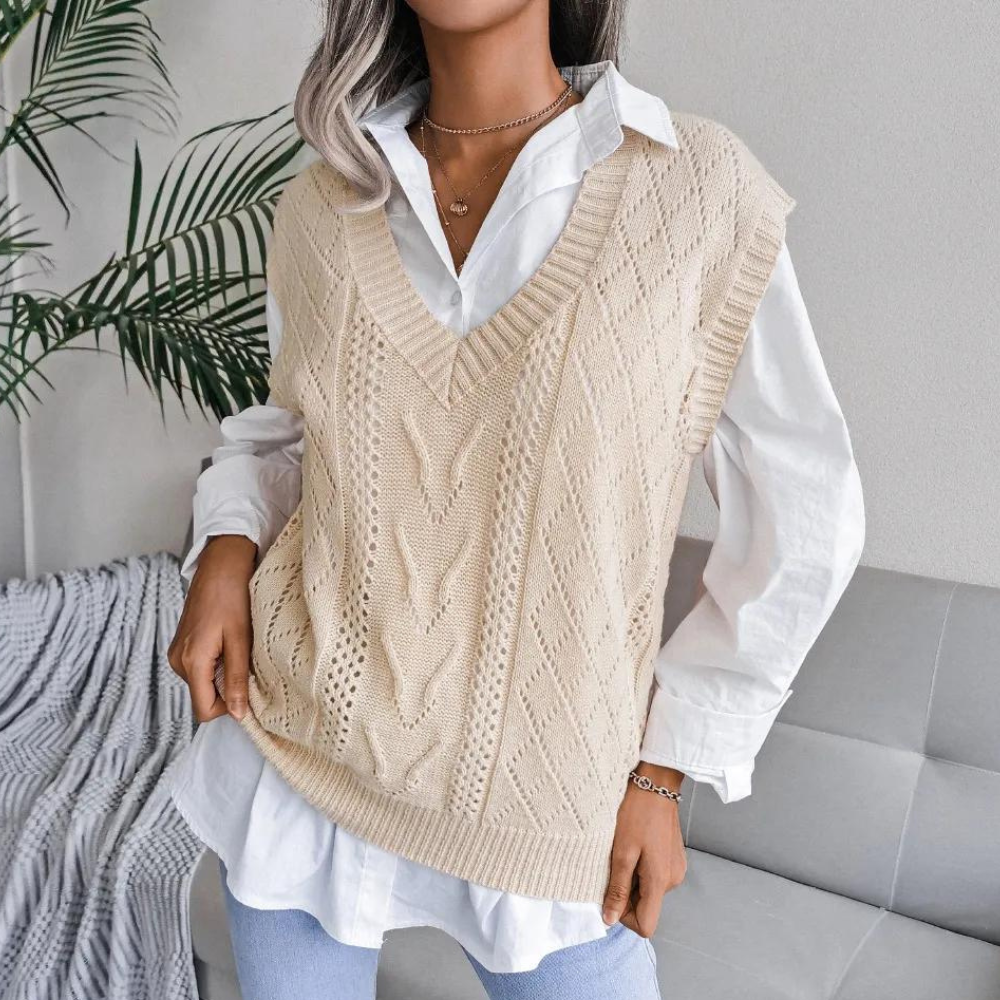 Anna – mouwloos gebreid vest met v-hals en kabelpatroon