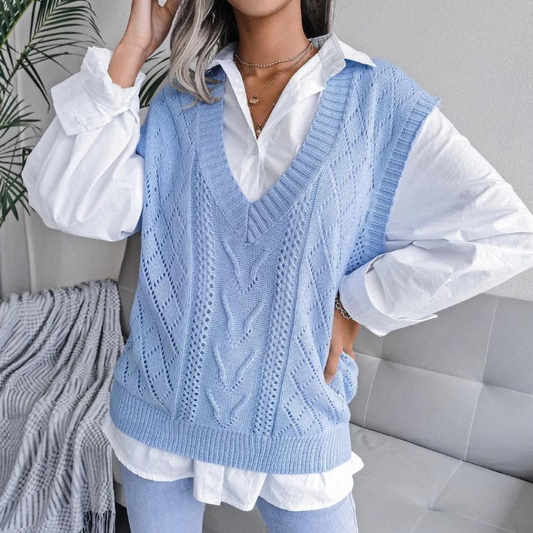 Anna – mouwloos gebreid vest met v-hals en kabelpatroon