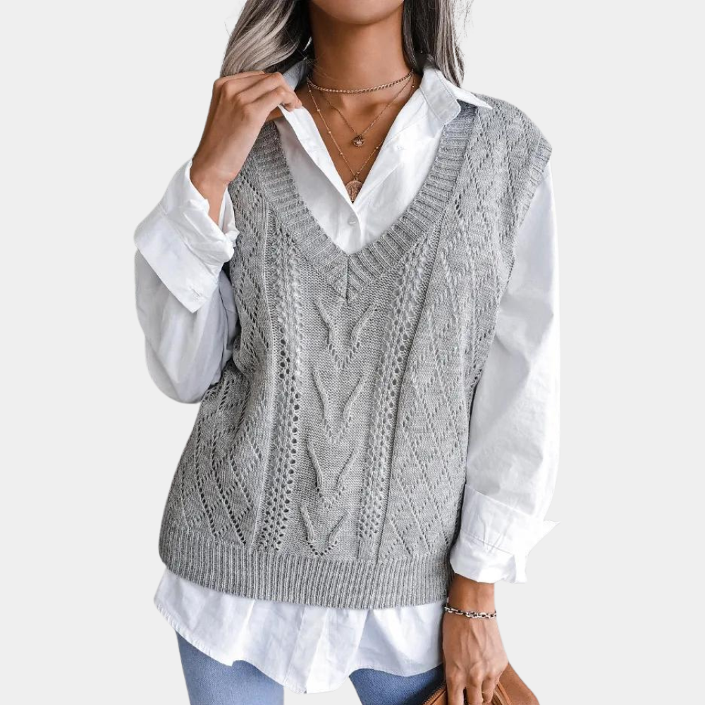 Anna – mouwloos gebreid vest met v-hals en kabelpatroon
