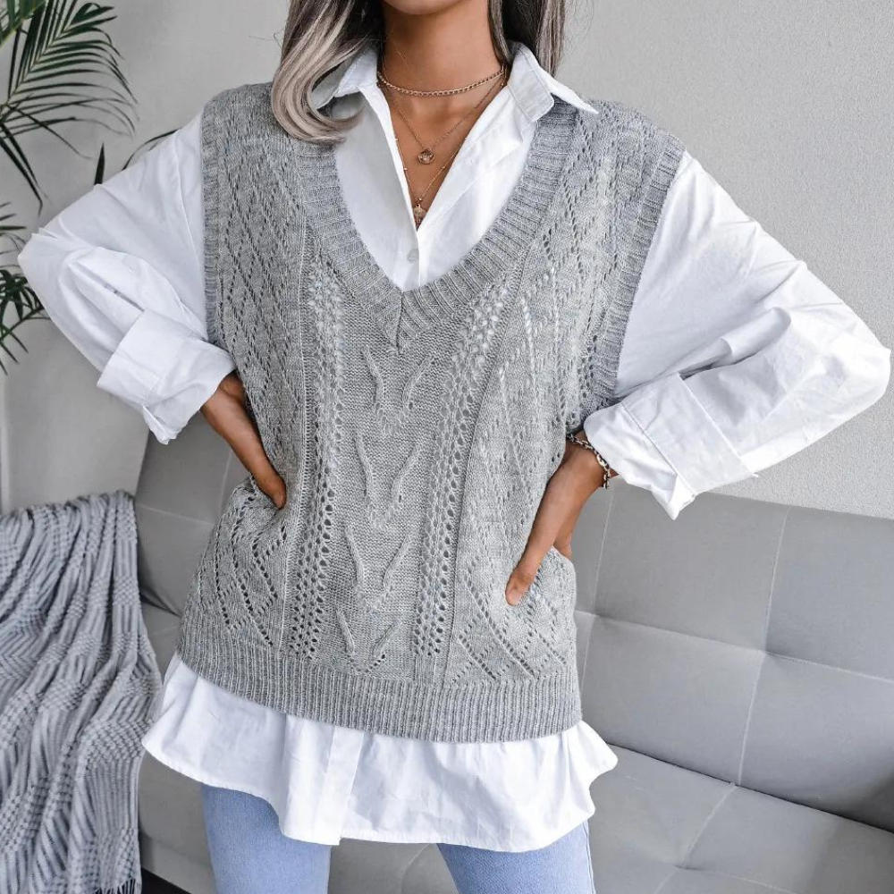 Anna – mouwloos gebreid vest met v-hals en kabelpatroon