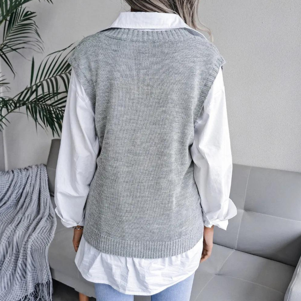 Anna – mouwloos gebreid vest met v-hals en kabelpatroon