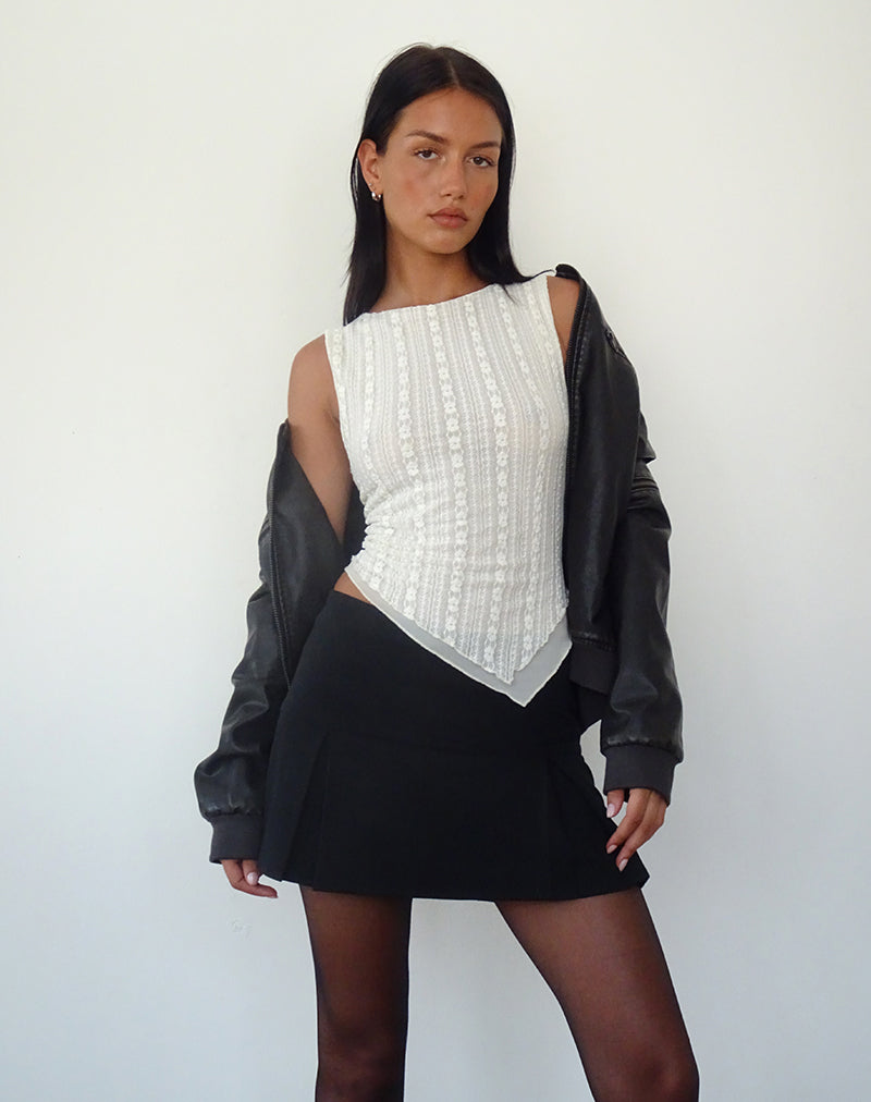 Eliza – Zwarte damesblouse met kanten afwerking en asymmetrische snit