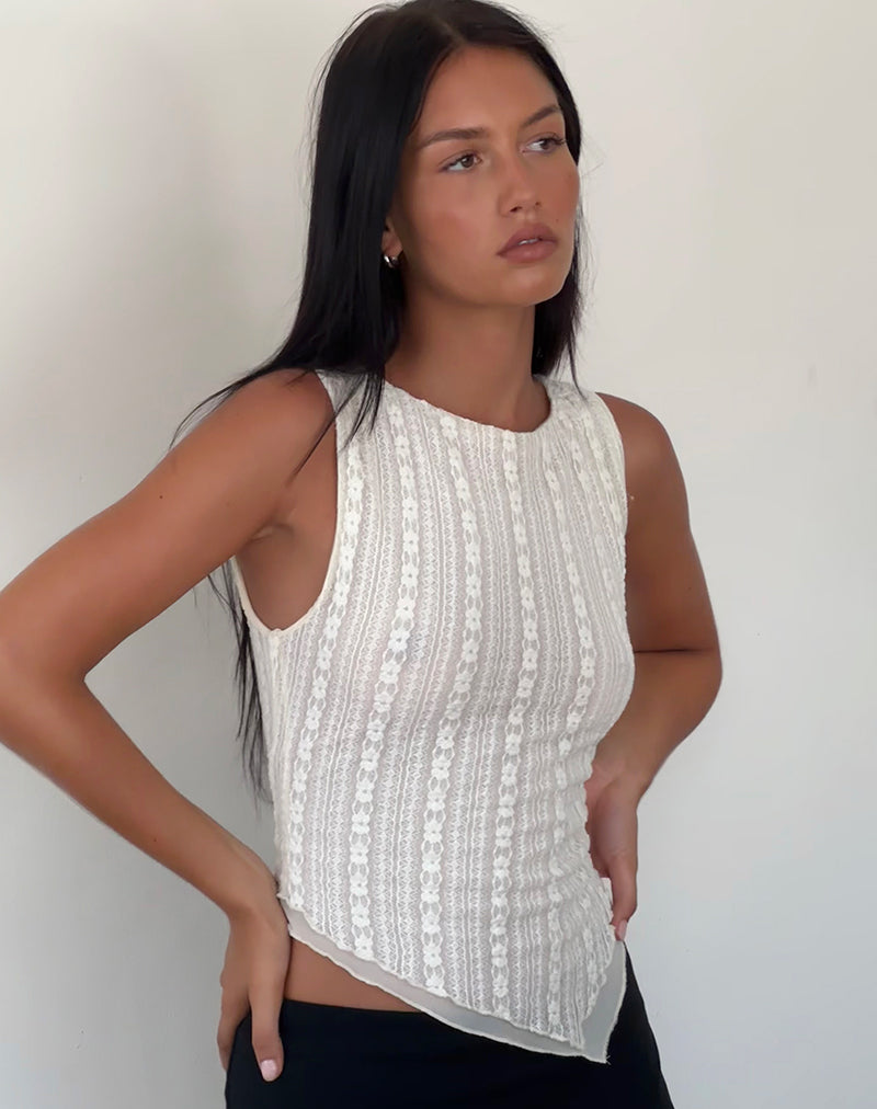Eliza – Zwarte damesblouse met kanten afwerking en asymmetrische snit