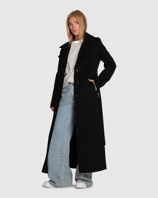 Patricia – lange zwarte trenchcoat met relaxte pasvorm