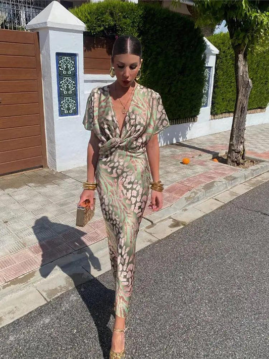 Sofie – Lichtblauwe midi-jurk van viscose met elegante V-hals en tailleceintuur