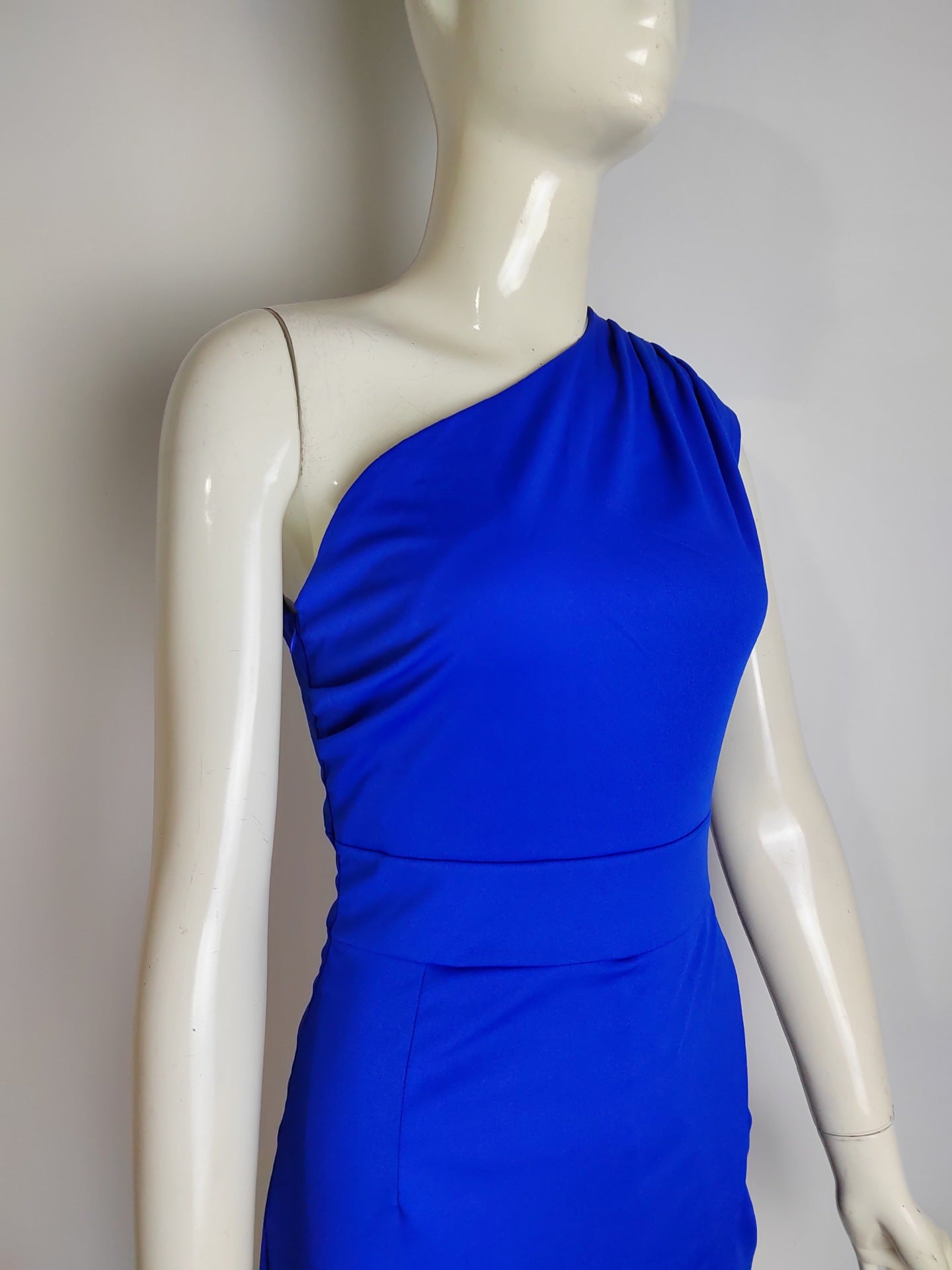 Alessia – Maxi Satijnen avondjurk met one-shoulder hoge split
