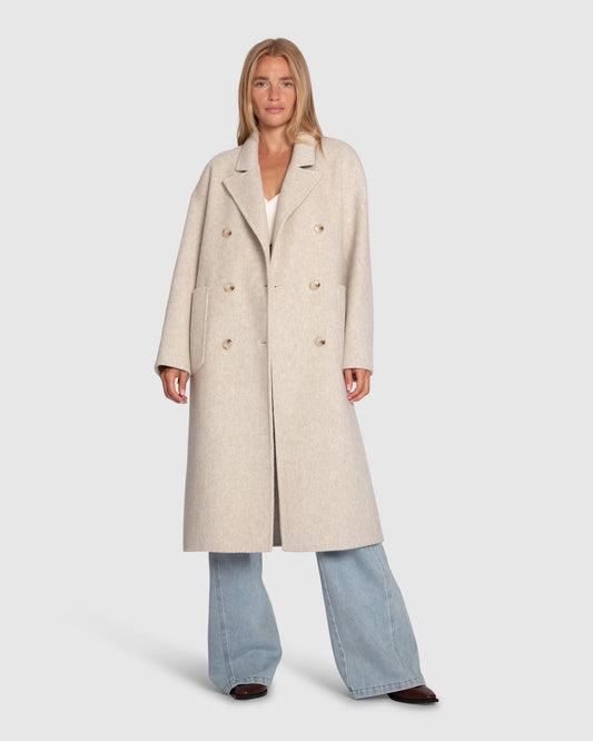 sandra – beige trenchcoat met ceintuur en klassieke knopen