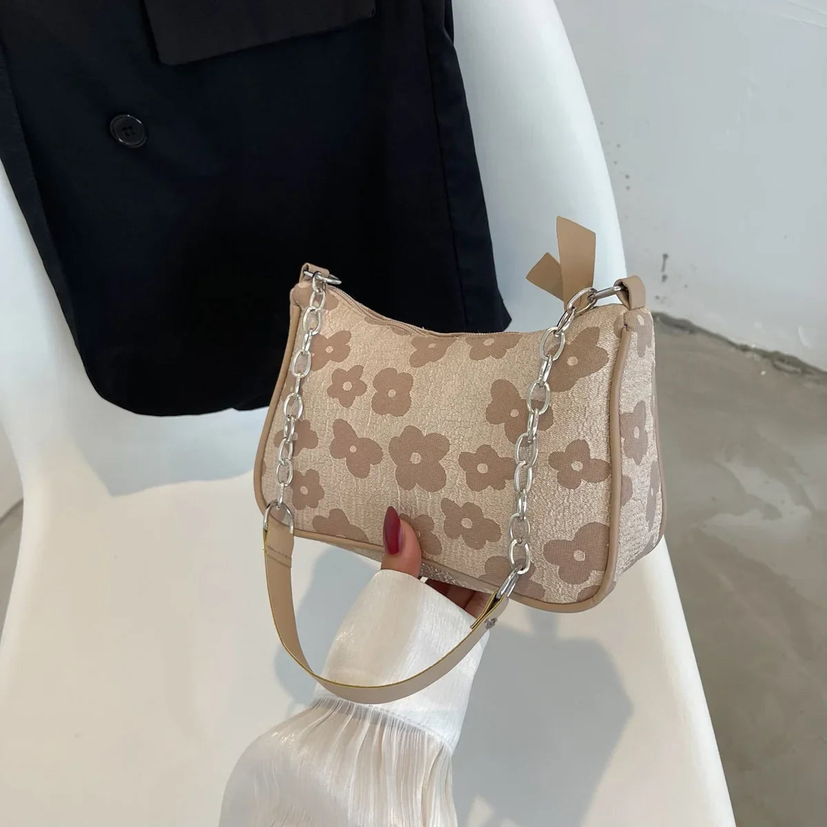 Elisa – handtas met bloemenmotief en vaste handgreep