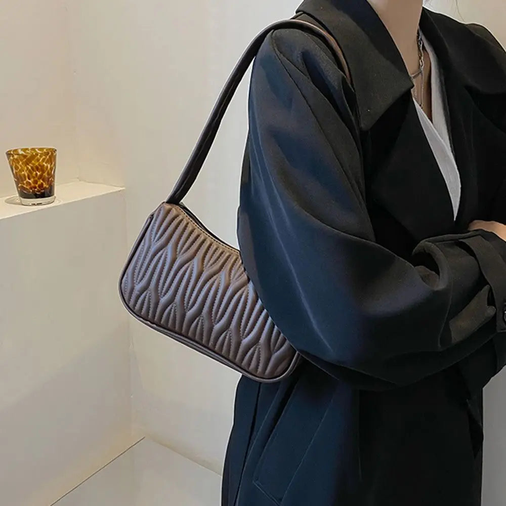 Mila – zwarte pu schoudertas met strak silhouet en verstelbare riem