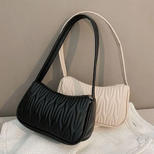 Mila – zwarte pu schoudertas met strak silhouet en verstelbare riem