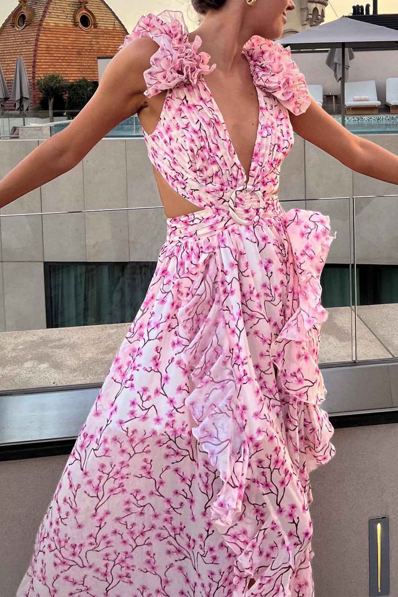 Elena – Bloemen V-hals maxi-jurk met ruffle mouwen en hoge split