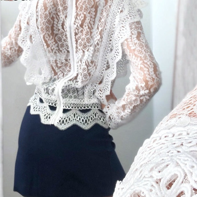 Kelly - Klassieke zwarte blouse met verfijnde kantdetails