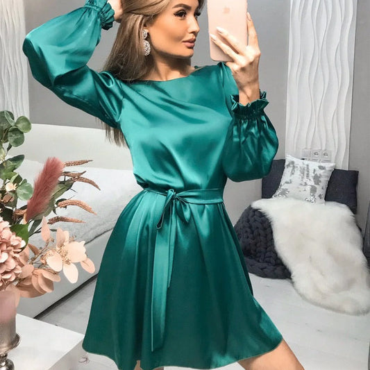 Sandra – satijnen jurk met elegante V-hals en verfijnde taille