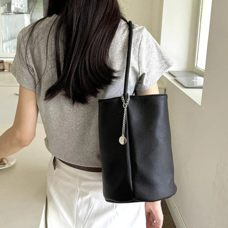 Liv – retro bucket schoudertas van zacht kunstleer