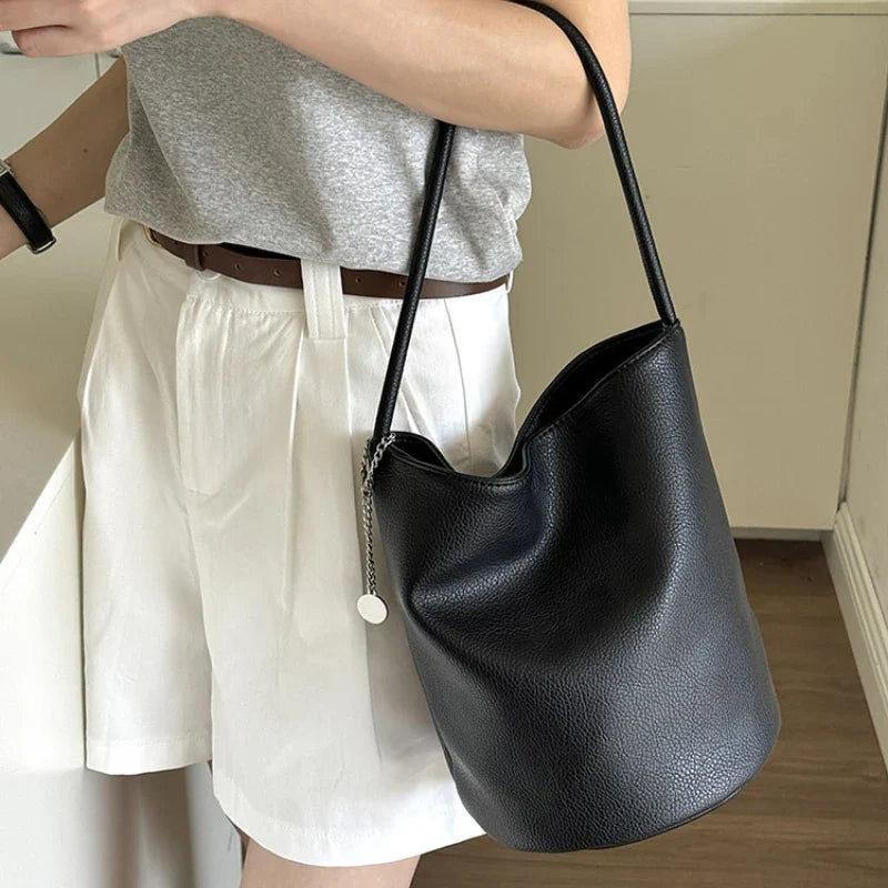 Liv – retro bucket schoudertas van zacht kunstleer