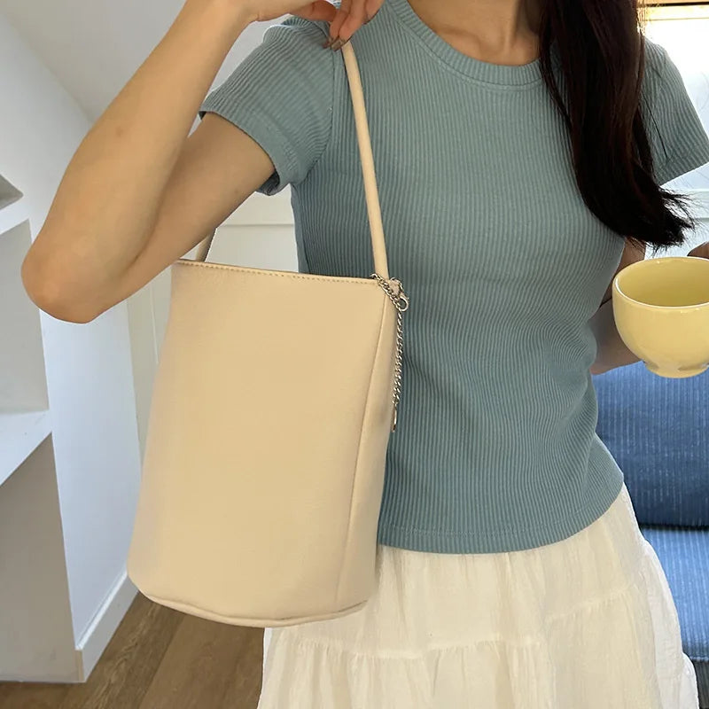 Liv – retro bucket schoudertas van zacht kunstleer