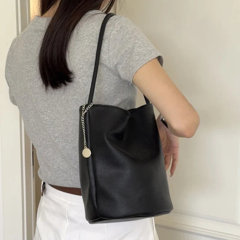 Liv – retro bucket schoudertas van zacht kunstleer