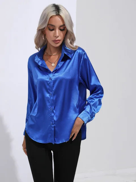 Luna – satijnen blouse met losse fit en verfijnde manchetdetails