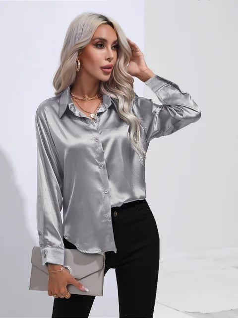 Luna – satijnen blouse met losse fit en verfijnde manchetdetails