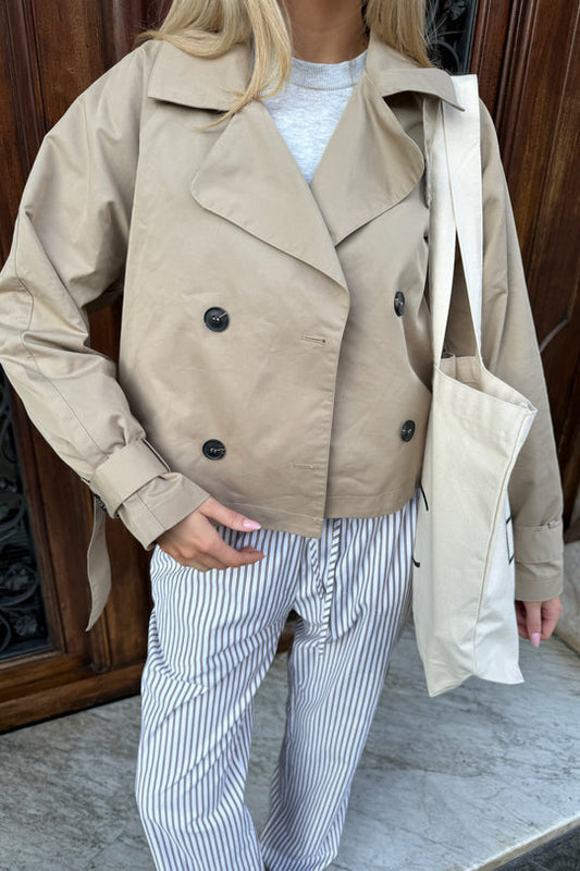 Nessa – korte trenchcoat met moderne snit en lichte stof
